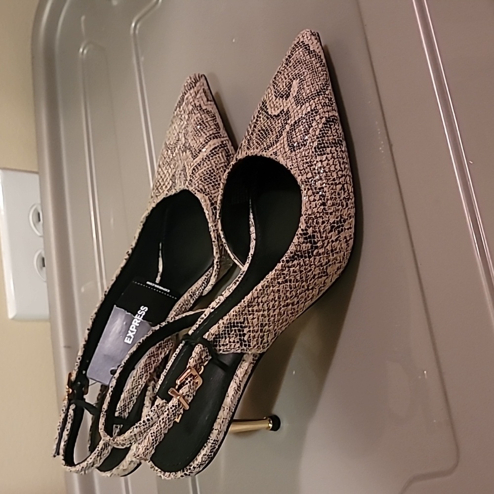 Snake print heels 2in